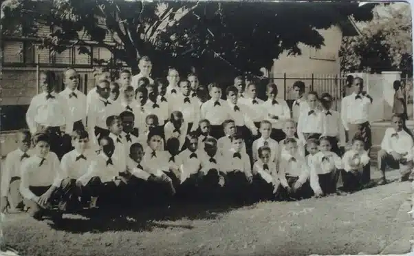 Foto: Een van de eerste groepsfoto's van de kinderkoor Xaverianen, genomen in 1964, Eric Ogenia