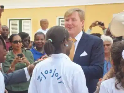 2013 - Prins Willem praat met 3 Zjozjoli tieners. Foto: Enid Hollander-Merkies